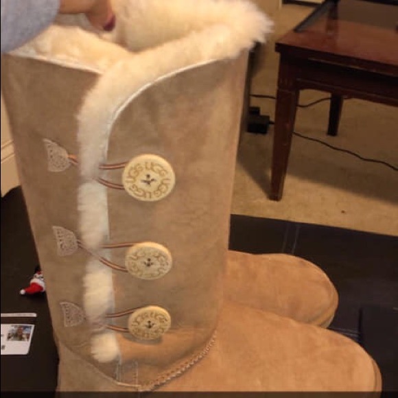 Triple Bailey Button Uggs - Picture 1 of 3
